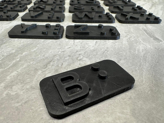 Braille Alphabet – 3D-Druck (eigene Produktion) in Schwarz & Rosa