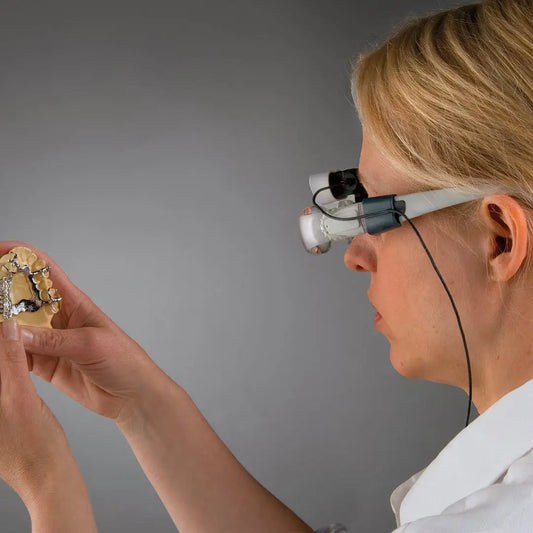 Lupenbrille und LED-Strahler Eschenbach maxDETAIL headlight LED - Lupenbrillen