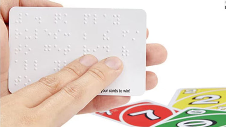 Eine UNO-Spielkarte mit Braille-Schrift @mattel