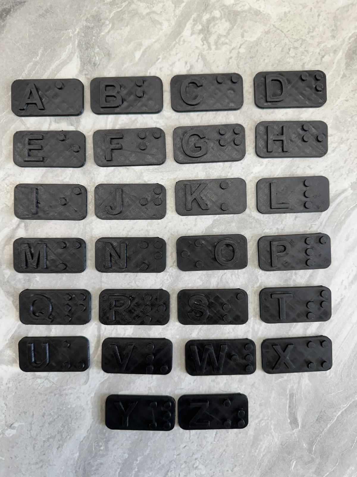 Braille Alphabet – 3D-Druck (eigene Produktion) in Schwarz & Rosa