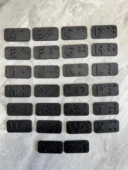 Braille Alphabet – 3D-Druck (eigene Produktion) in Schwarz & Rosa