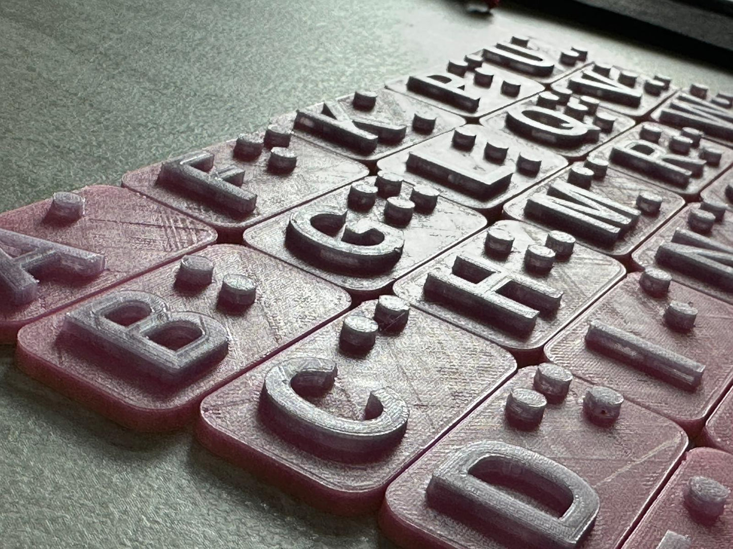Braille Alphabet – 3D-Druck (eigene Produktion) in Schwarz & Rosa