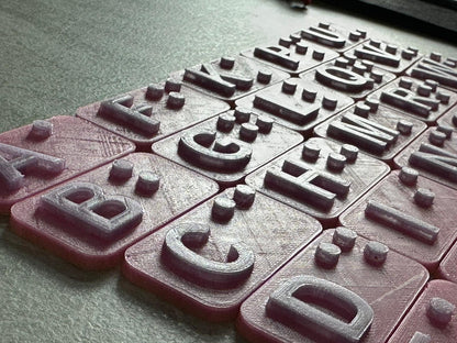 Braille Alphabet – 3D-Druck (eigene Produktion) in Schwarz & Rosa