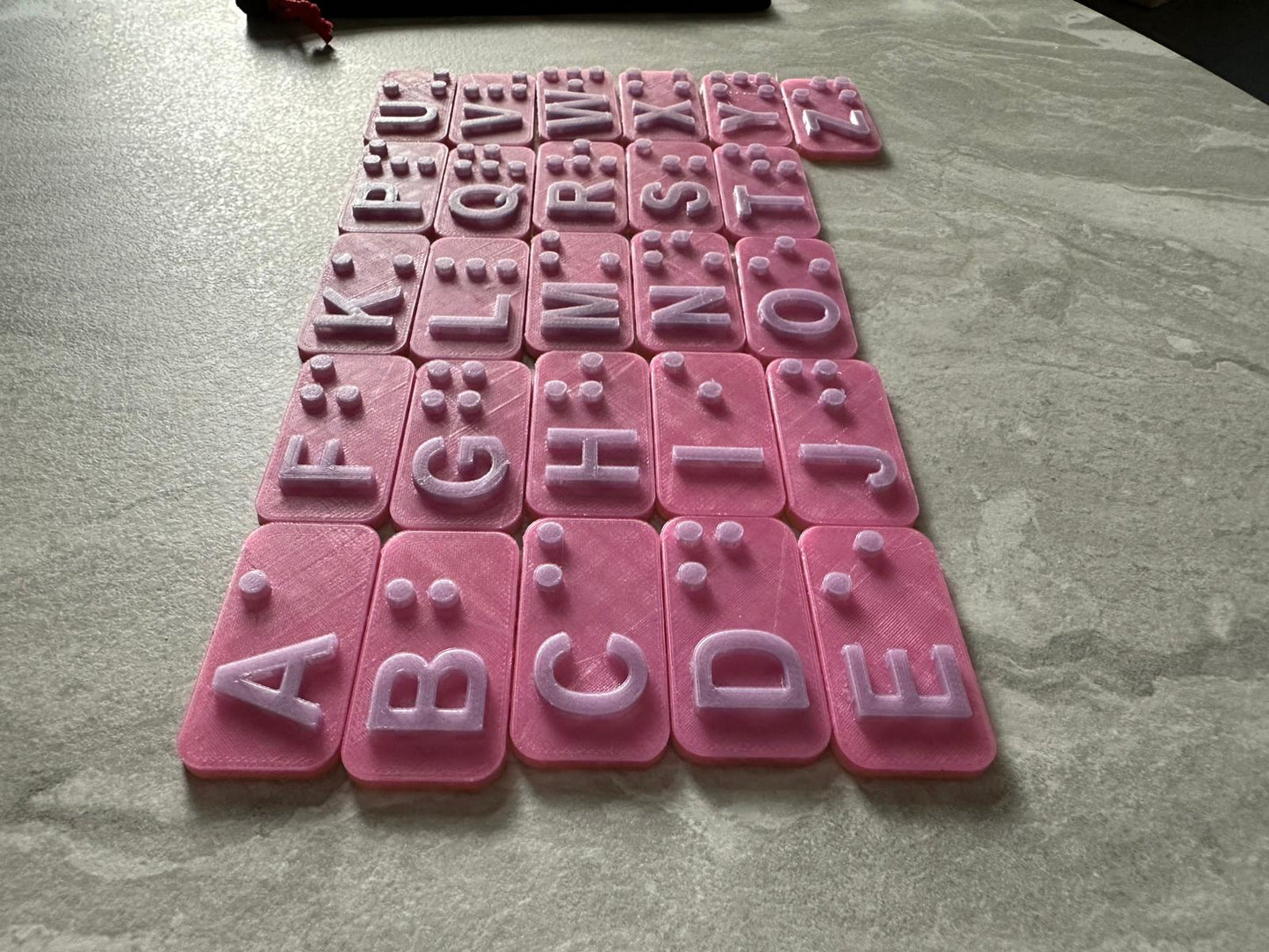 Braille Alphabet – 3D-Druck (eigene Produktion) in Schwarz & Rosa