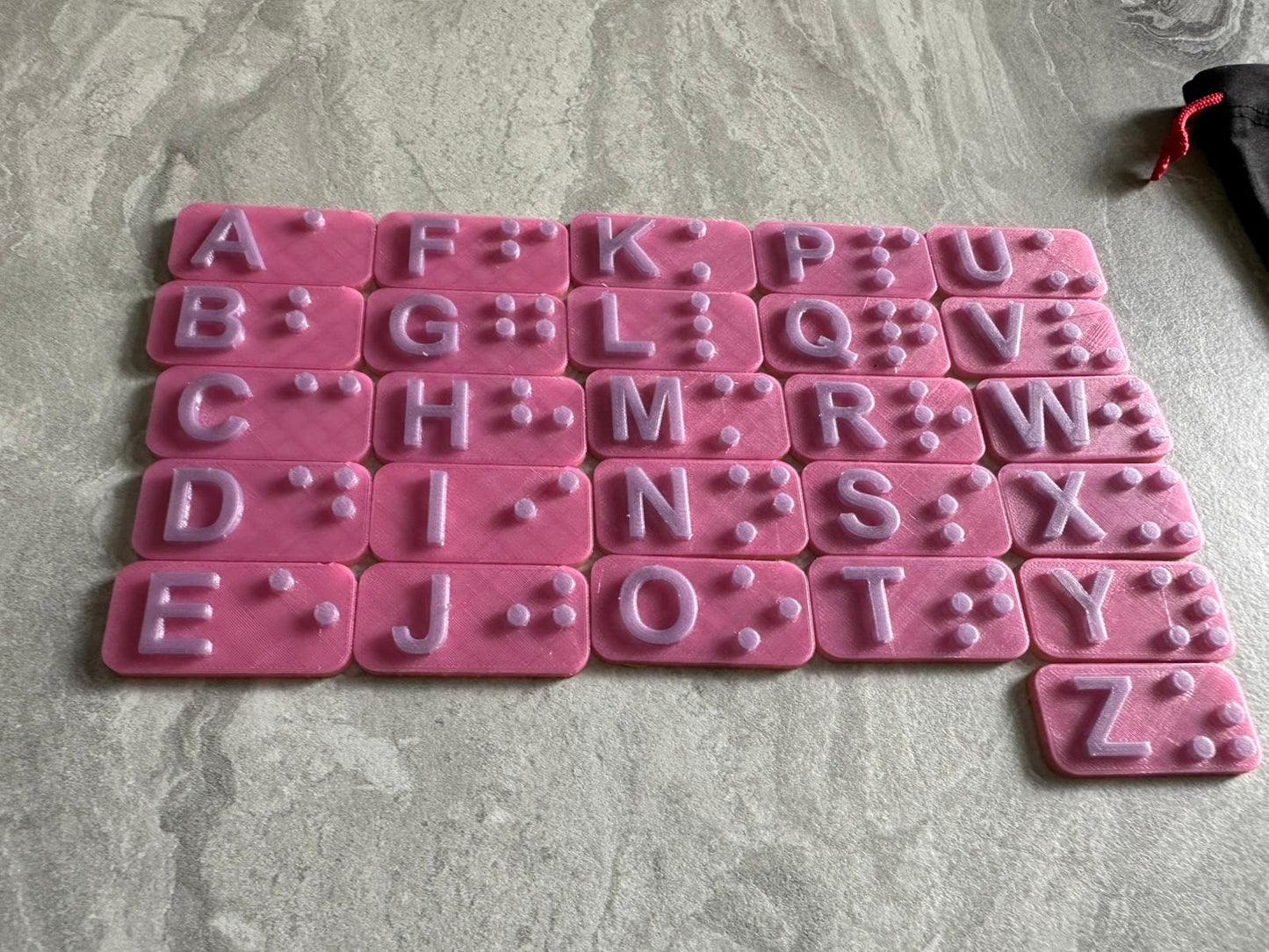 Braille Alphabet – 3D-Druck (eigene Produktion) in Schwarz & Rosa