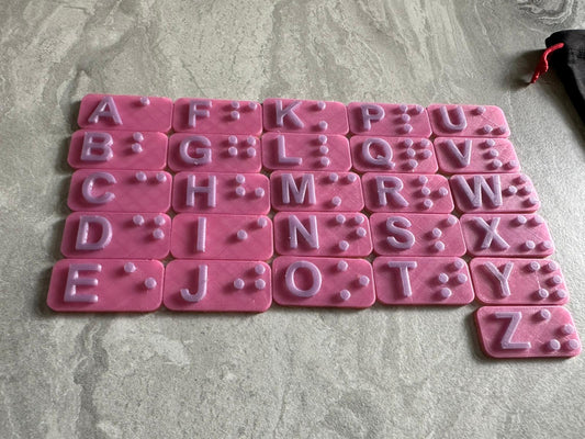Braille Alphabet – 3D-Druck (eigene Produktion) in Schwarz & Rosa