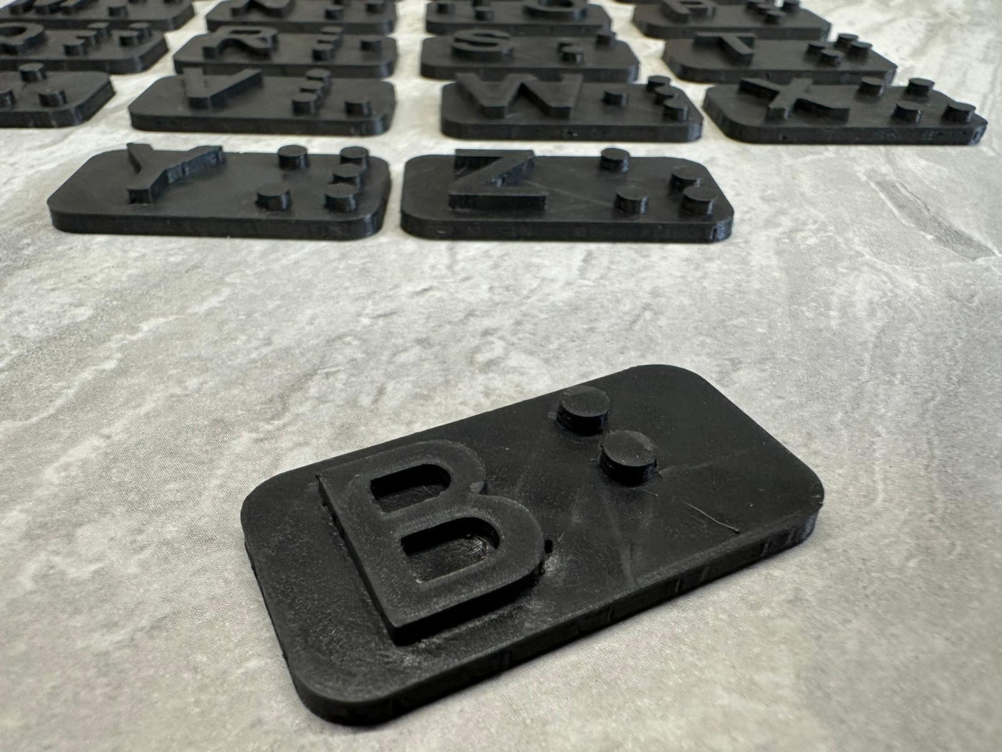 Braille Alphabet – 3D-Druck (eigene Produktion) in Schwarz & Rosa