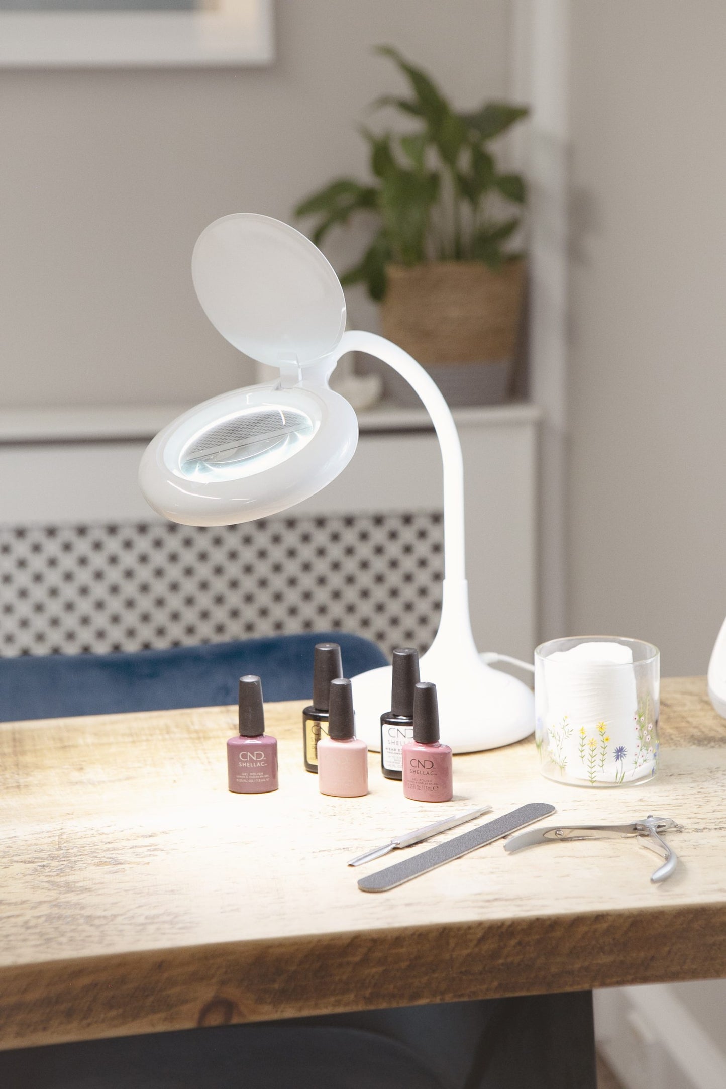 Chameleon Rechargeable Desk Magnifier