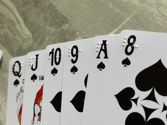 Romme mit Brailleschrift und Großdruck