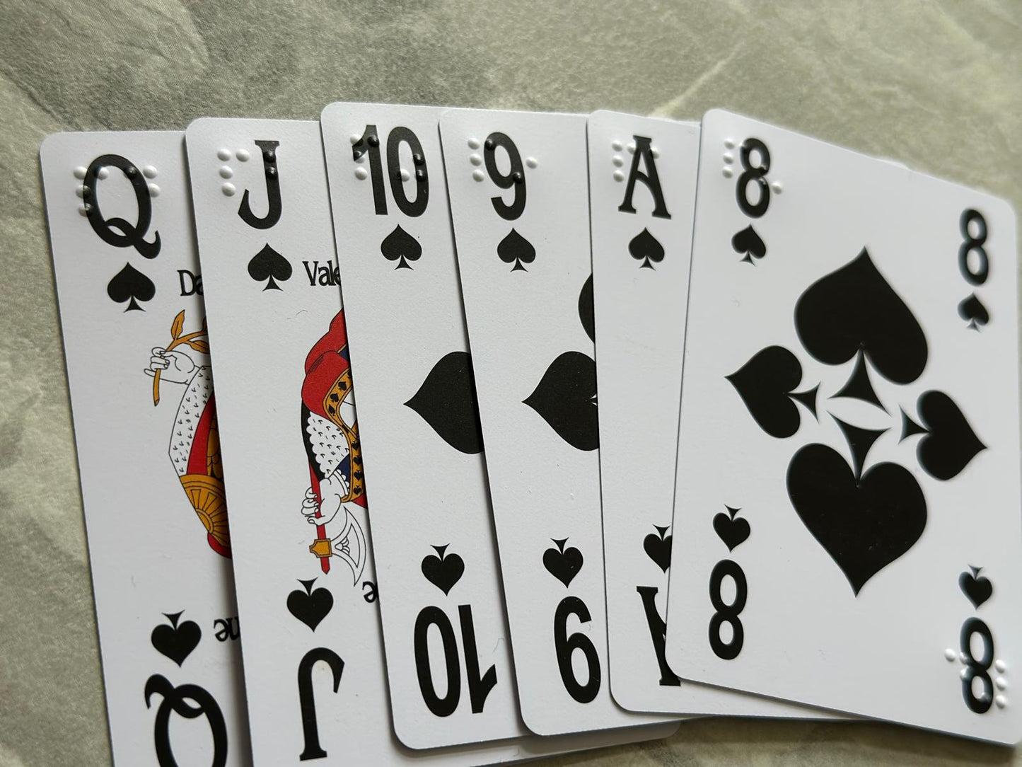 Romme mit Brailleschrift und Großdruck