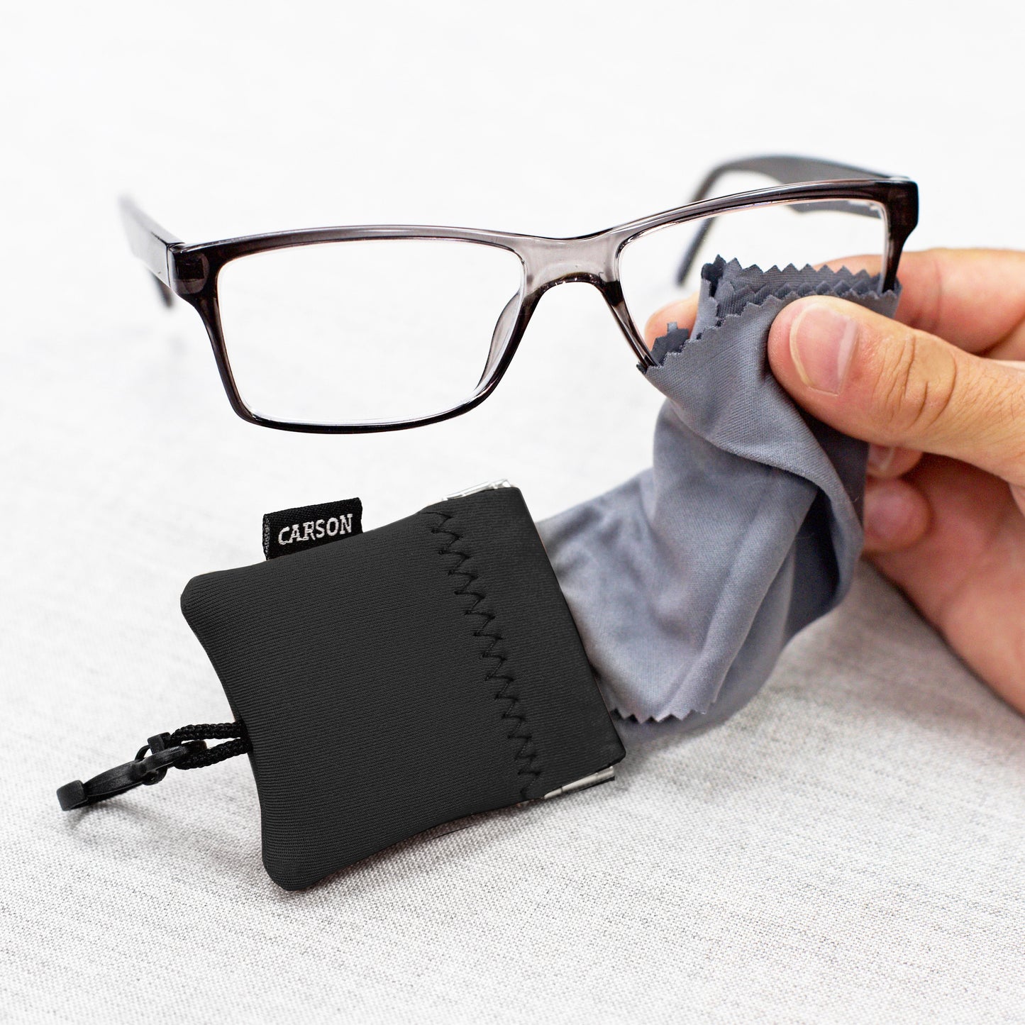 Carson Lens Cleaner mit Neopren-Tasche Karabiner (SN-80AS) Microfasertuch